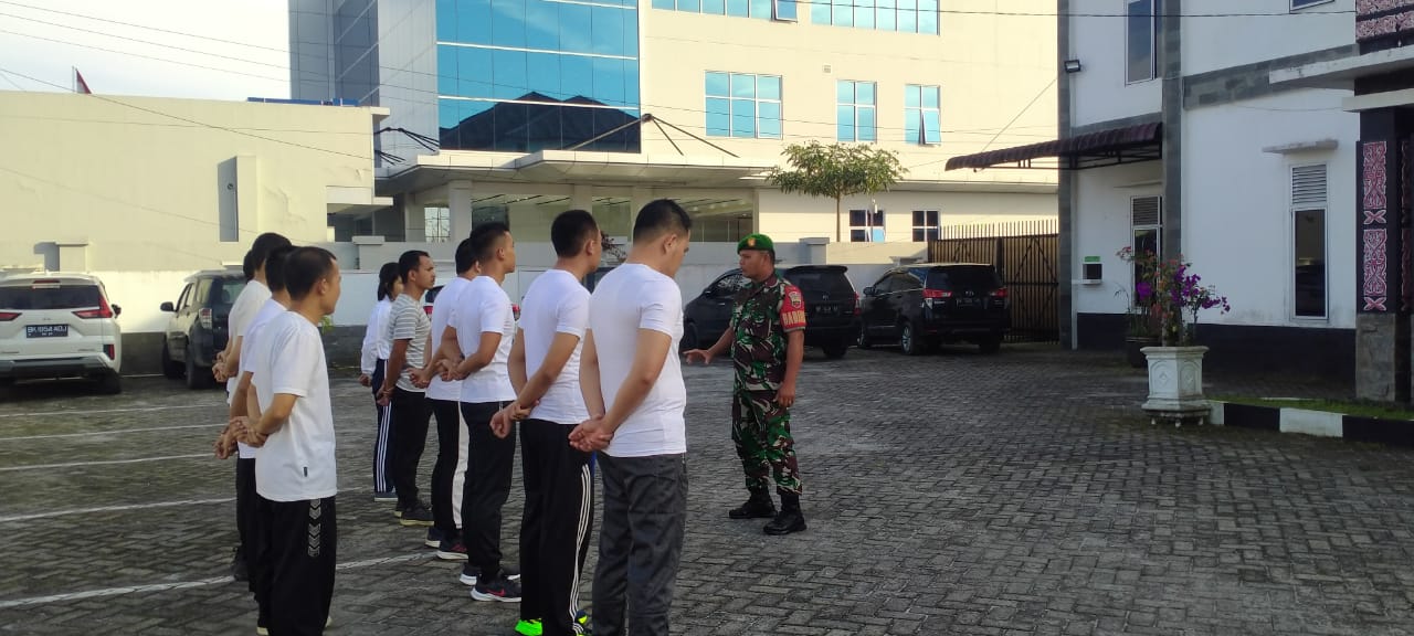 Babinsa Kodim 0206/Dairi Berikan Pelatihan Baris Berbaris Kepada Pegawai Baru Kejaksaan Negeri Sidikalang