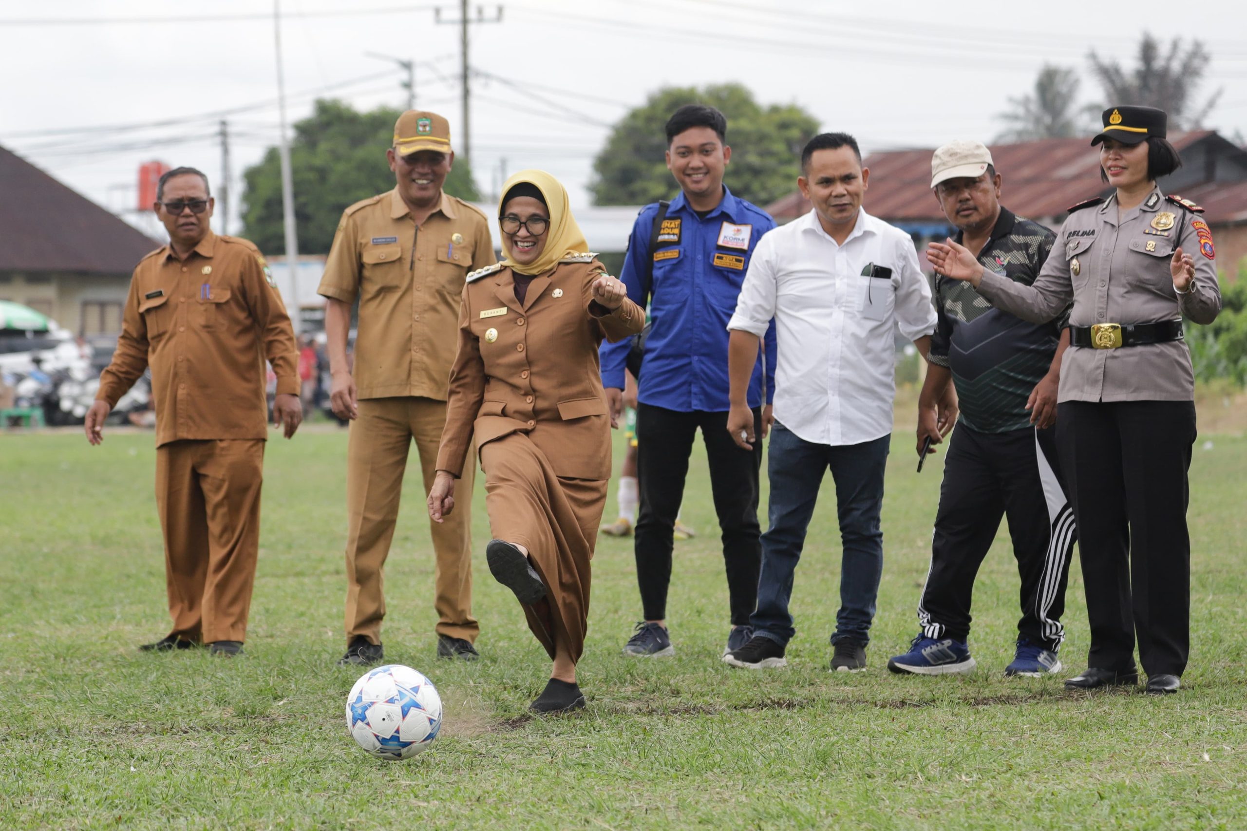 Kejuaraan Sepakbola Antar Club U-17 Resmi Dimulai, Wali Kota dr Susanti Dewayani Lakukan Kick Off