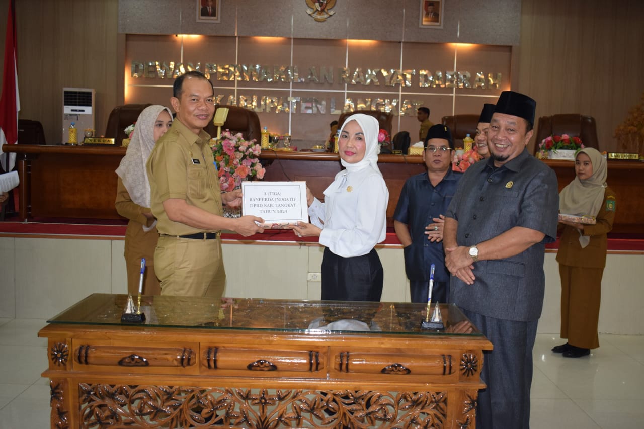 Ketua DPRD Kab. Langkat Sribana Pegangin Angin Pimpin Langsung Rapat Paripurna Penjelasan 6 Ranperda