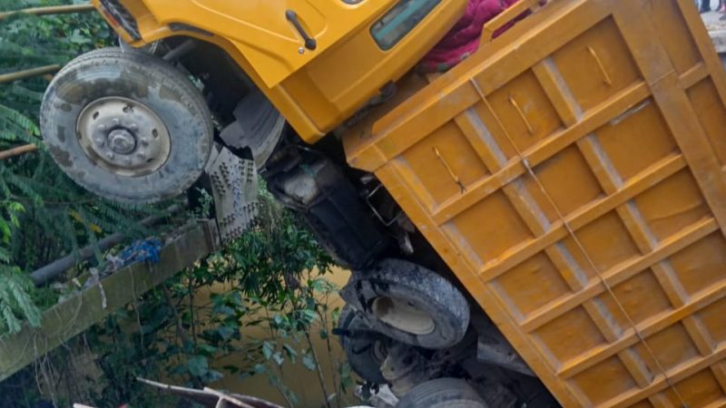 Titi Besi Batang Serangan Ambruk , Pengguna Jalan Dialihkan Ke Jembatan Darurat