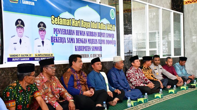 Bupati Bamosir Serahkan Hewan Qurban bagi Umat Muslim se-Kabupaten Samosir
