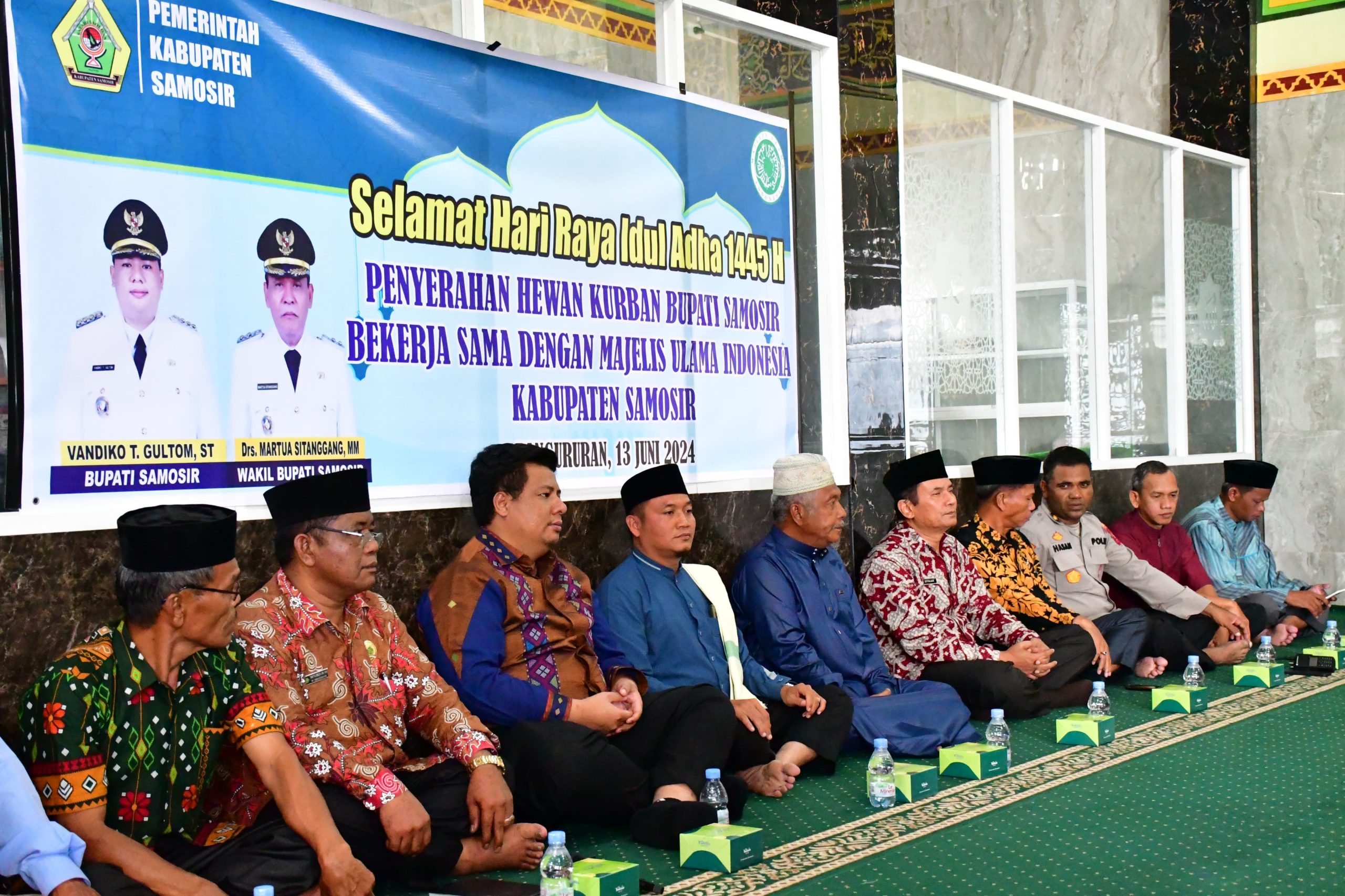 Bupati Bamosir Serahkan Hewan Qurban bagi Umat Muslim se-Kabupaten Samosir