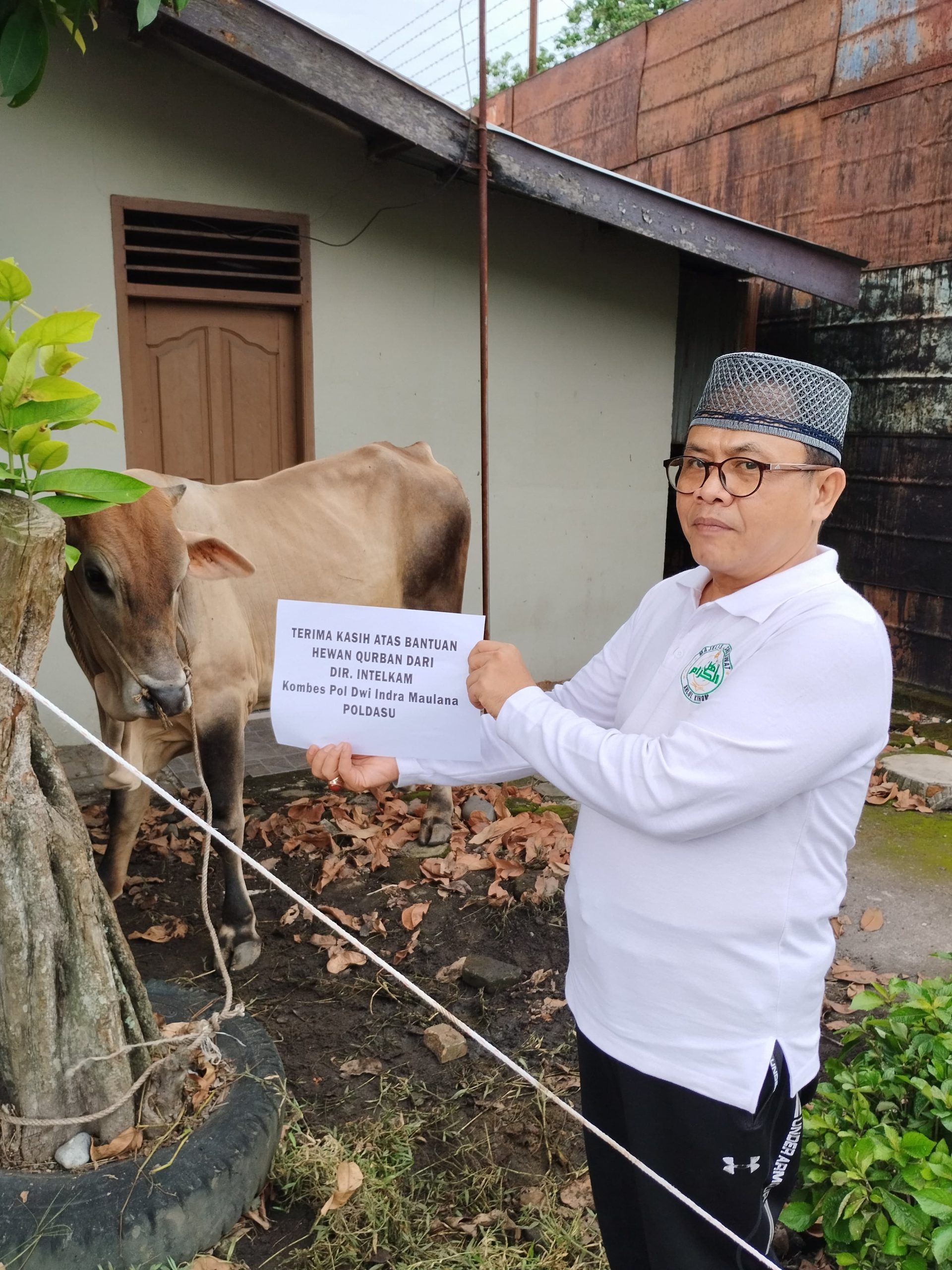 Gema Santri Nusa dan Majlis Sholawat Ahlul Kirom Potong Hewan Kurban Bantuan Kapolda Sumut dan Dir Intelkam Poldasu