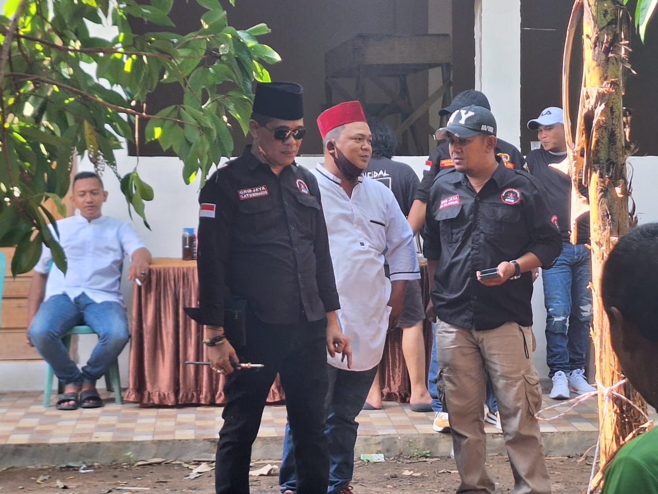 Ketua DPC GRIB JAYA Kota Palembang Bagi Daging Kurban Di Hari Raya Idul Adha 1445 H/ 2024 M