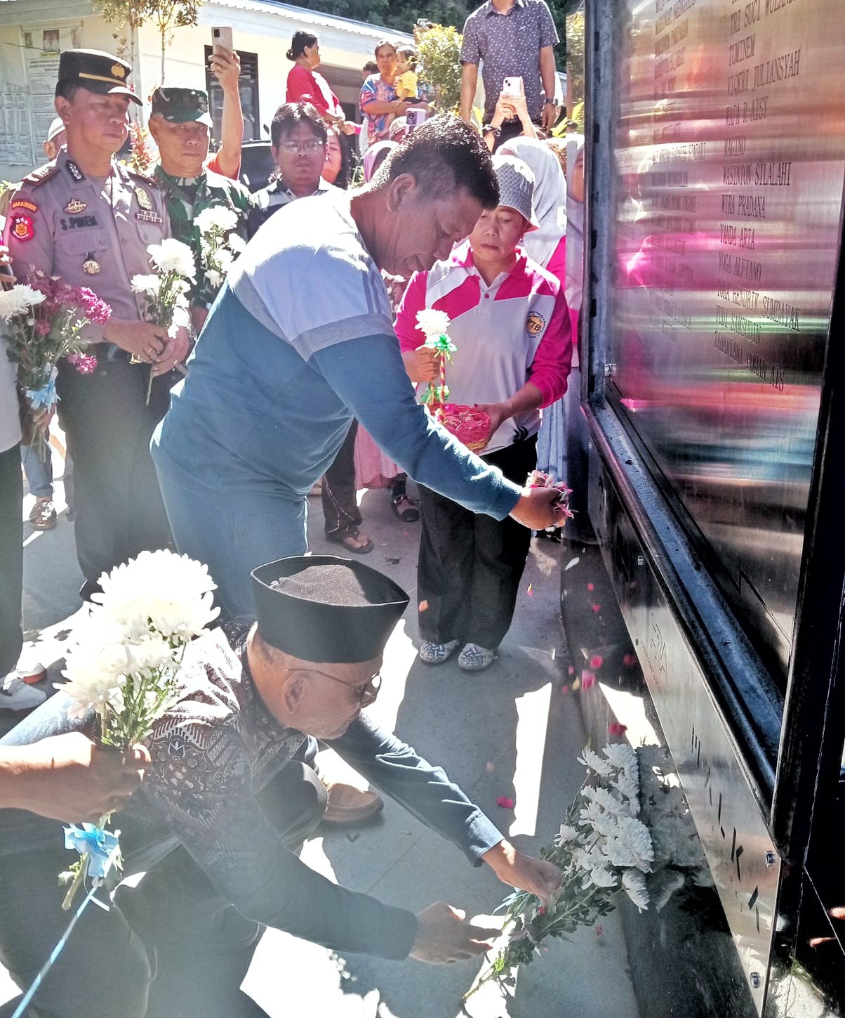 Kenang Tragedi KM Sinar Bangun, Bupati Simalungun dan Keluarga Ziarah ke Tiga Ras