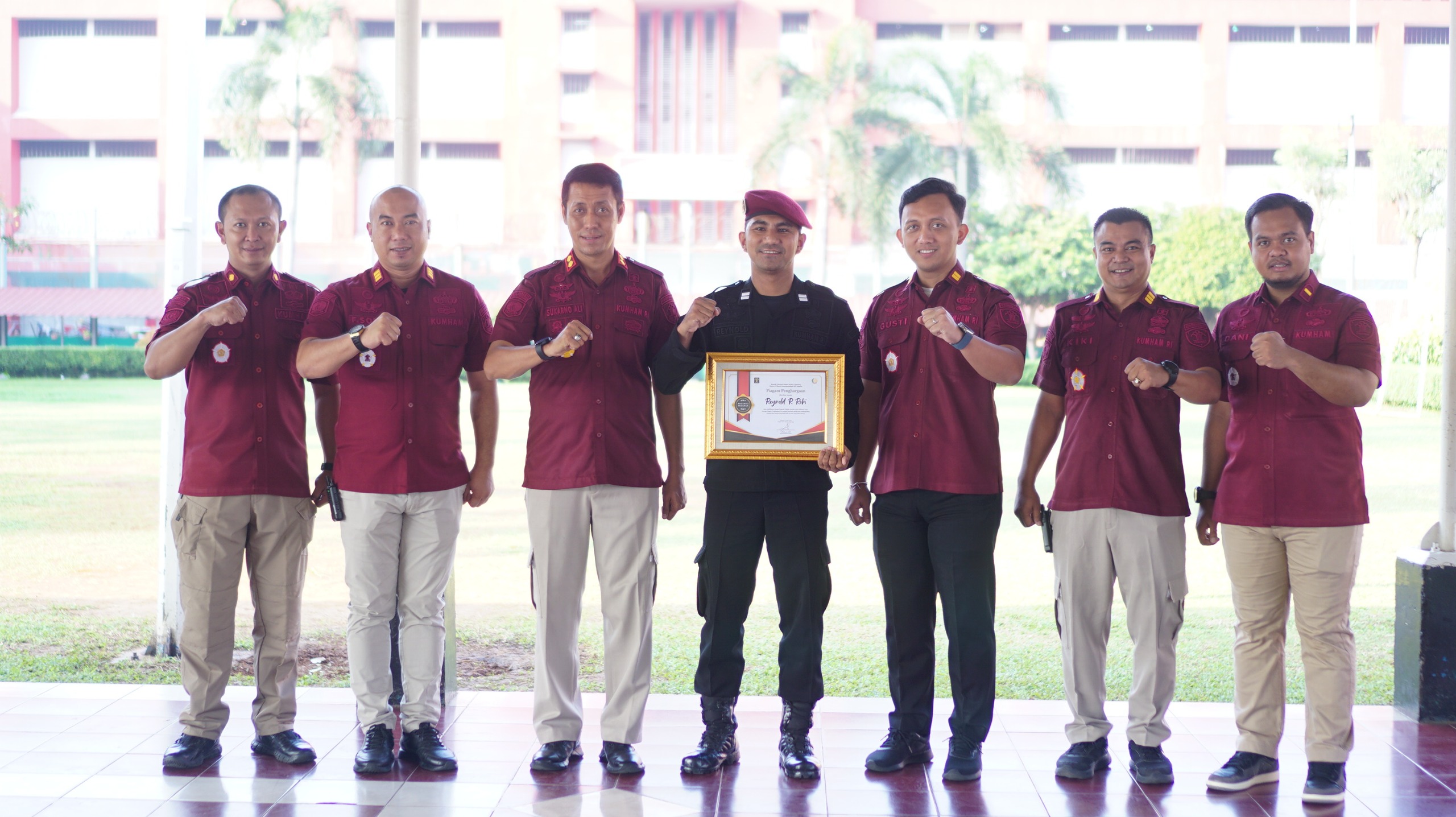 Kepala Rutan Cipinang Berikan Penghargaan Pegawai Teladan Triwulan II Tahun 2024 Sebagai Inspirasi Untuk Kinerja Lebih Baik