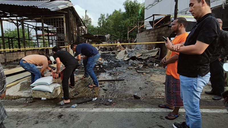 Sayuti Abubakar Serahkan Bantuan Masa Panik Bagi Korban Kebakaran