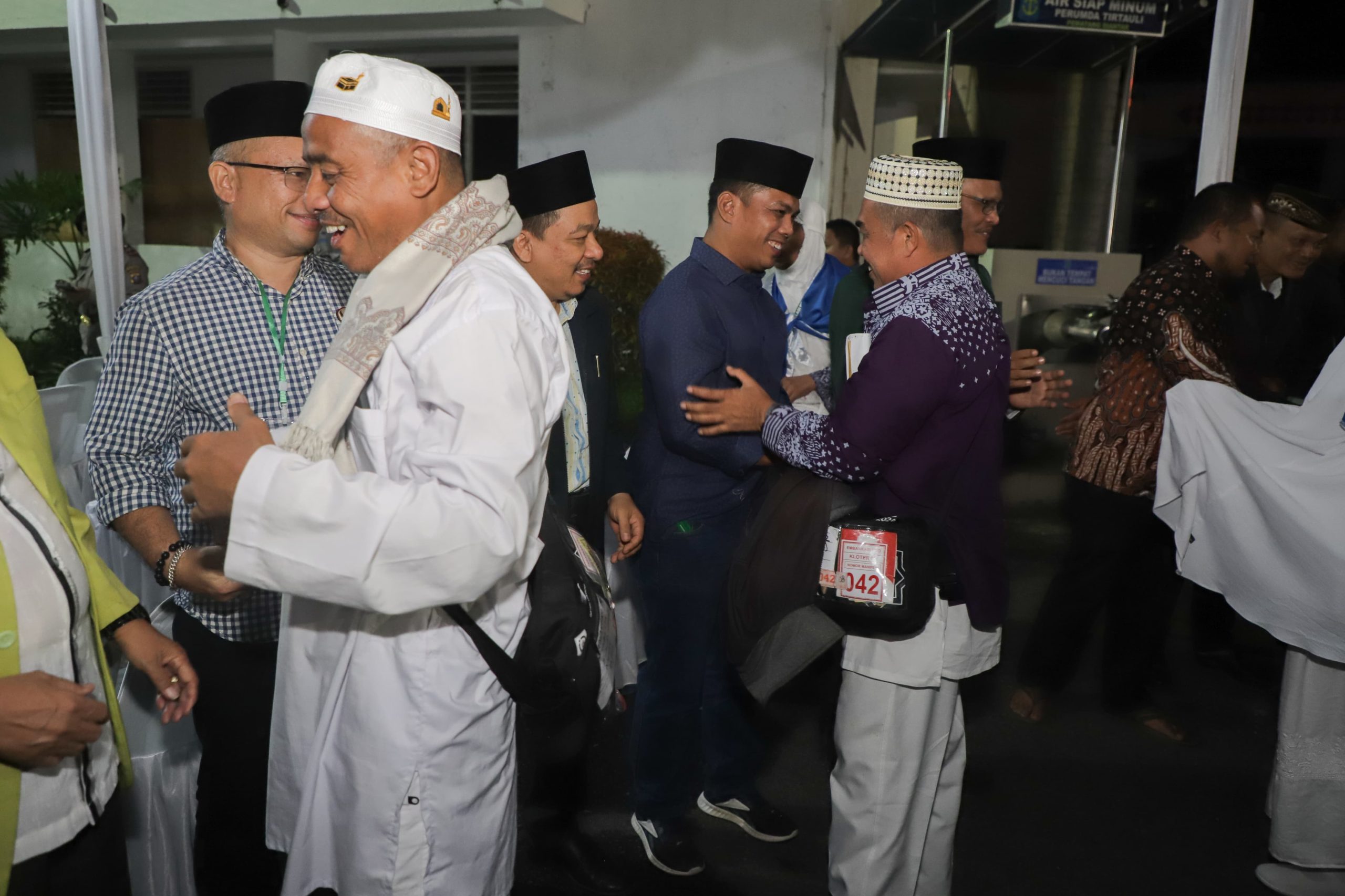 Wali Kota Pematangsiantar Diwakili Sekretaris Daerah dan Perwakilan Forkopimda Sambut Kepulangan Jamaah Haji/Hajjah dari Tanah Suci