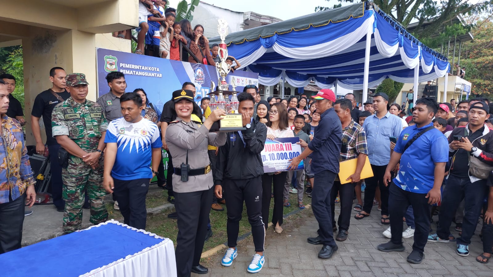 Penutupan Pertandingan Sepakbola U-17 Piala Wali Kota Pematangsiantar 2024, Kapolsek Siantar Marihat Hadir dan Berikan Pengamanan