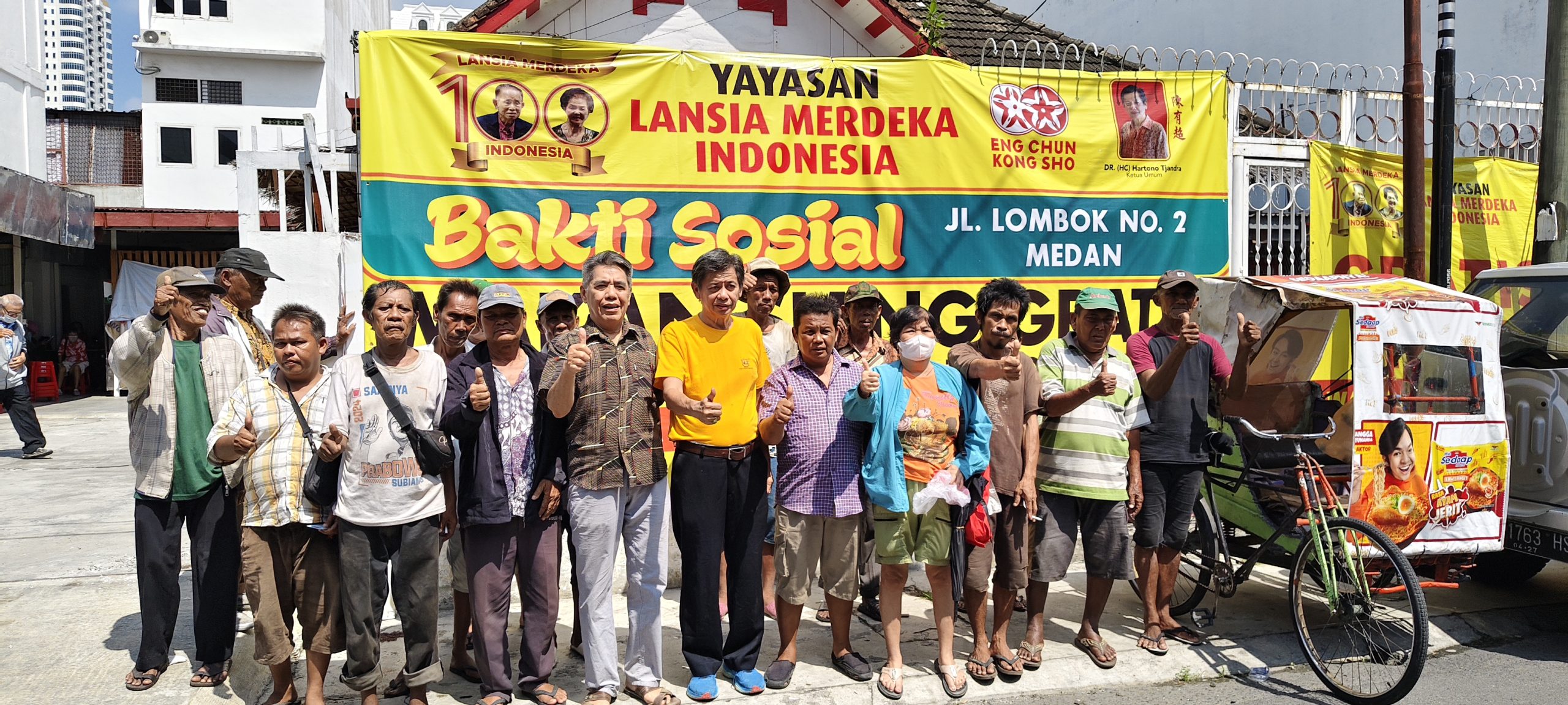 Perdana, Yayasan Lansia Merdeka Indonesia Bersama Perkumpulan Eng Chun Kong Sho Ajak Warga Medan Makan Siang Gratis