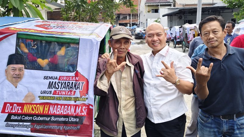 Nikson Nababan Bagikan Tenda Becak Gratis dan Beri Tali Asih kepada Ratusan Penarik Betor 