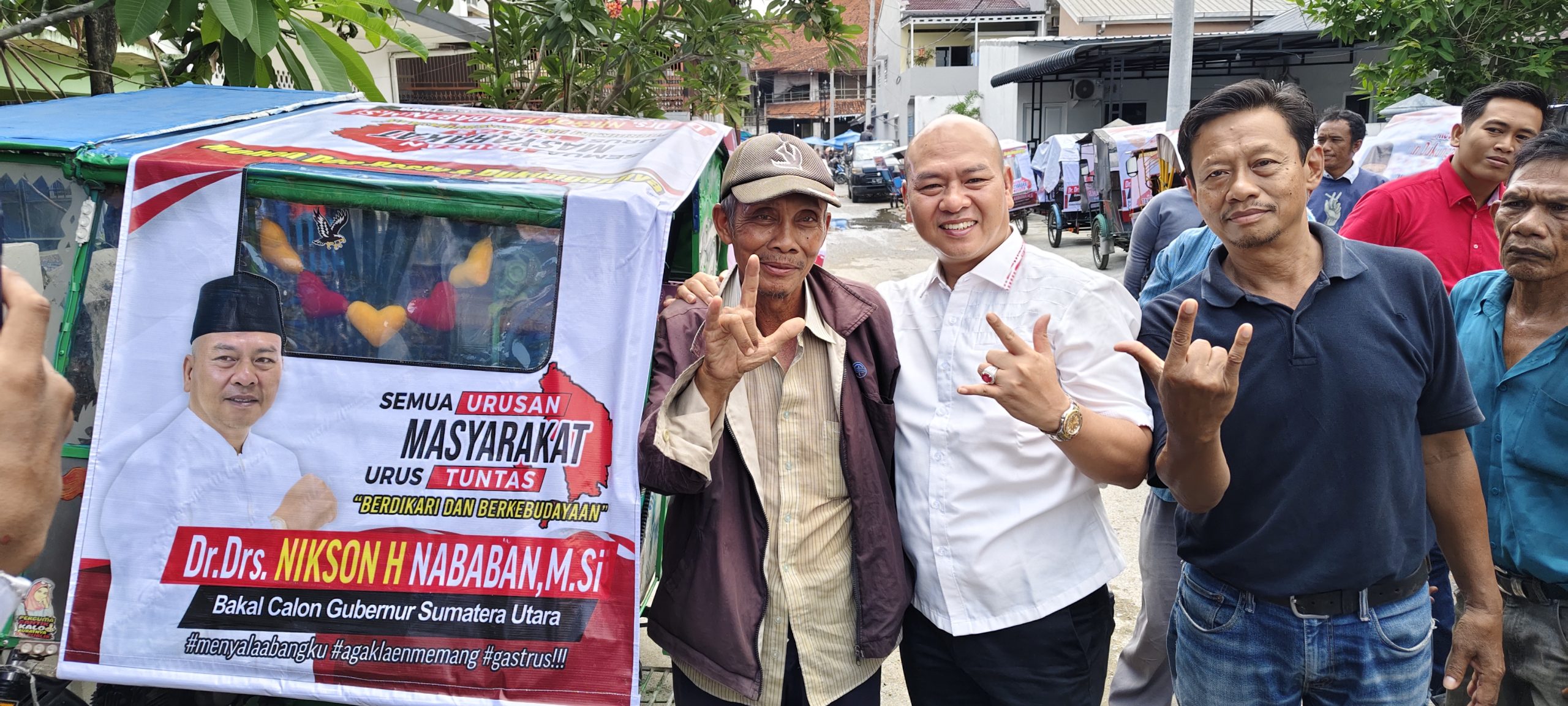 Nikson Nababan Bagikan Tenda Becak Gratis dan Beri Tali Asih kepada Ratusan Penarik Betor 