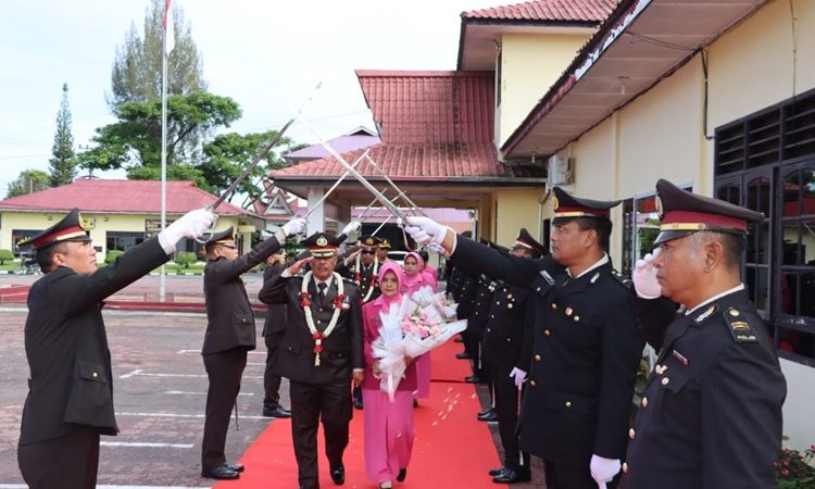 Upacara Pedang Pora Lepas 2 Perwira Polres Dairi Masuk Masa Purna Bakti, Kapolres Dairi Terimakasih buat Pengabdiannya