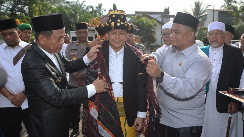 Pj Gubernur Agus Fatoni Diberi Gelar Adat ‘Sutan Raja Pangondian’ dan Panabalan Marga Hasibuan oleh Badan Pemangku Adat Padanglawas