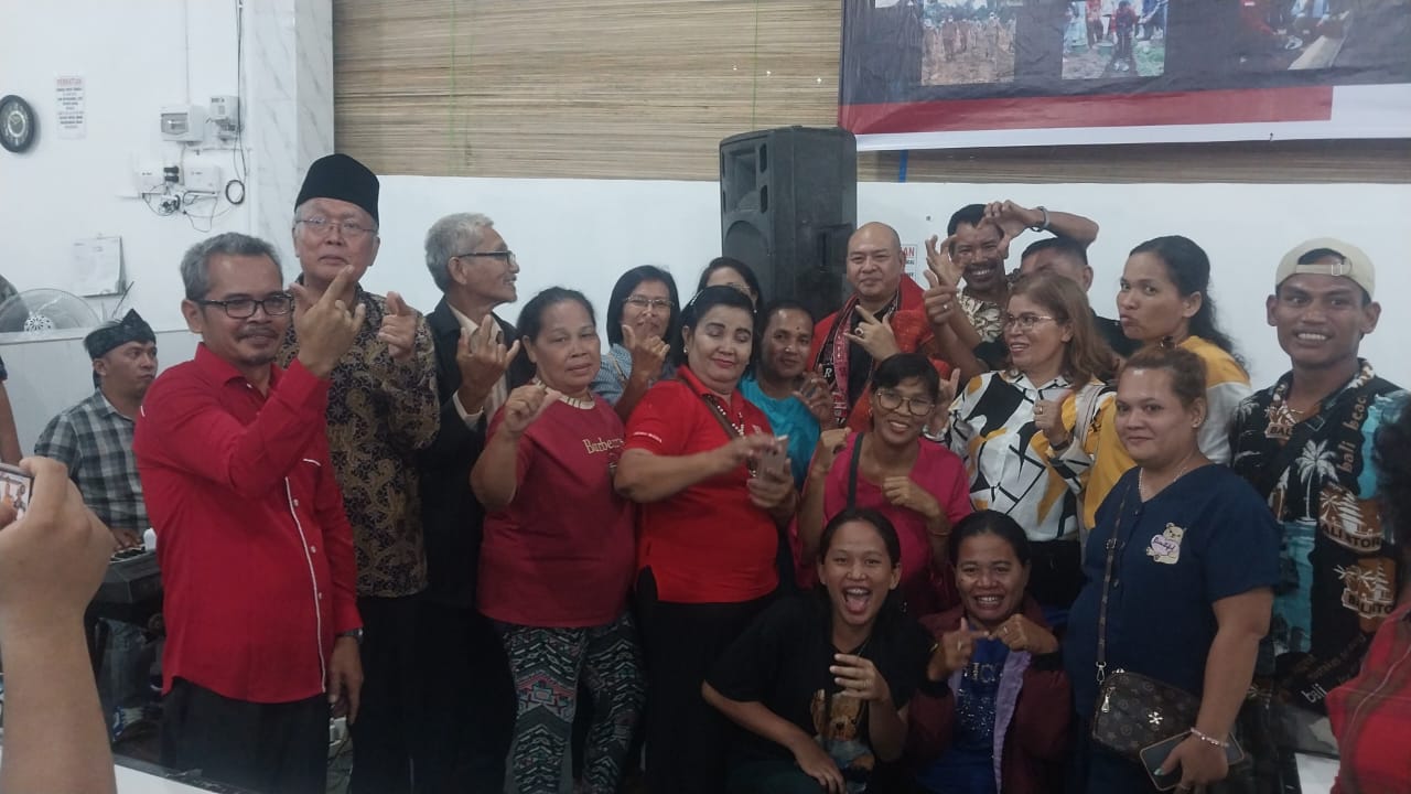 Silaturahmi Bersama Masyarakat Tanjungbalai, Nikson Nababan Dihadiahi Ulos