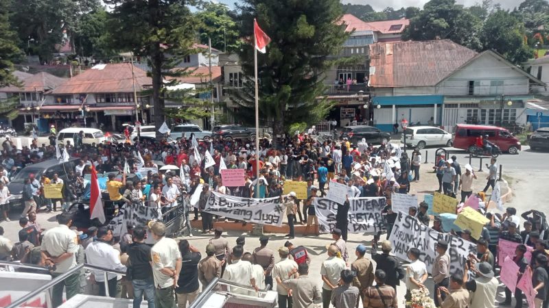 Pj. Bupati Taput Dimposma Sihombing Dituntut Ratusan Massa Mundur