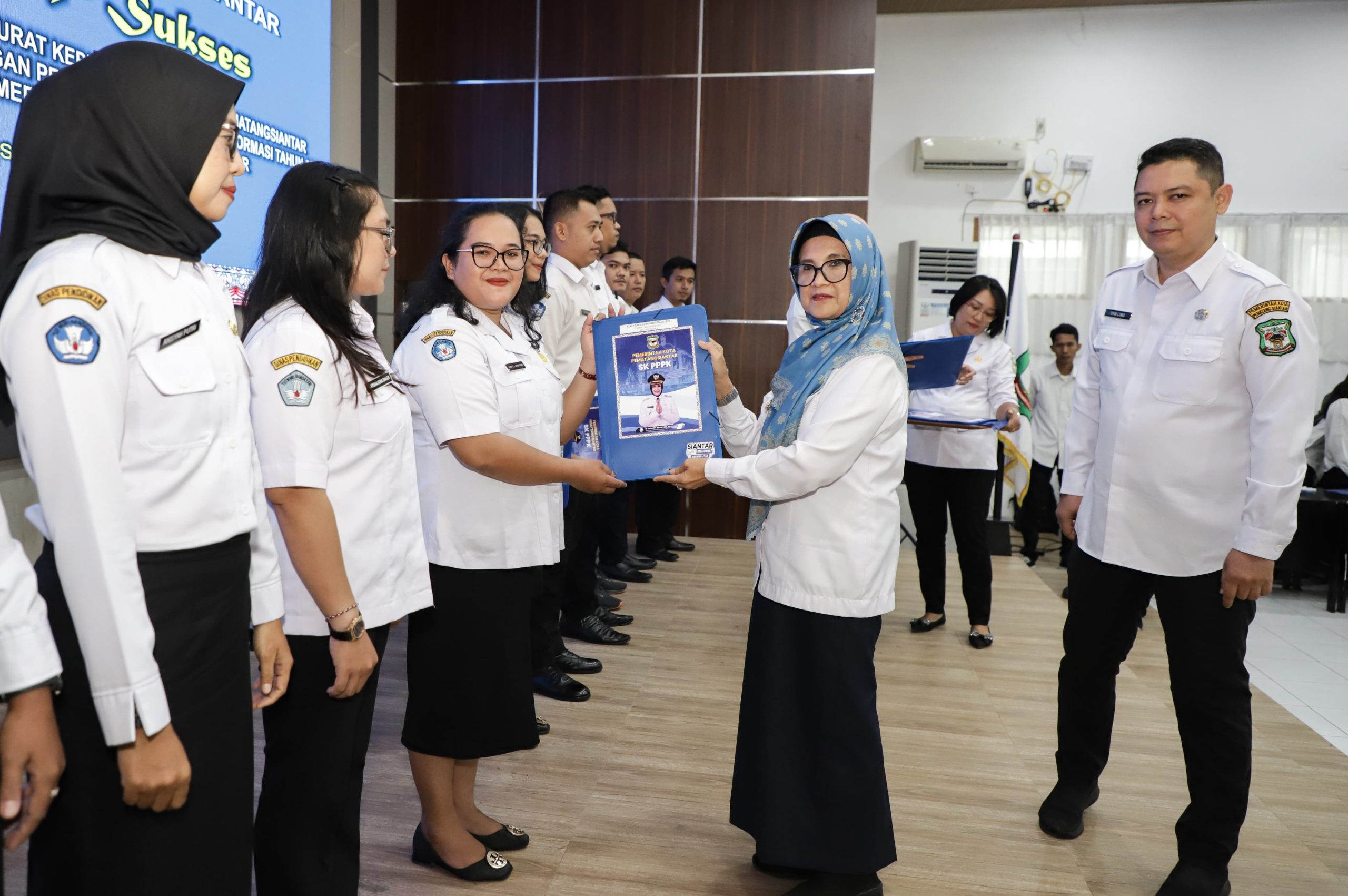 Wali Kota Pematangsiantar Serahkan Perpanjangan SK PPPK Tahun 2022