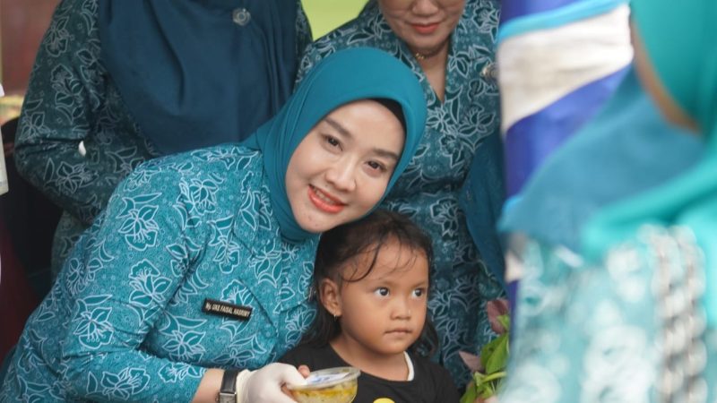 Pj. Ketua TP PKK Langkat Serahkan 100 Paket Sembako Bantuan Presiden RI di Kecamatan Tanjung Pura