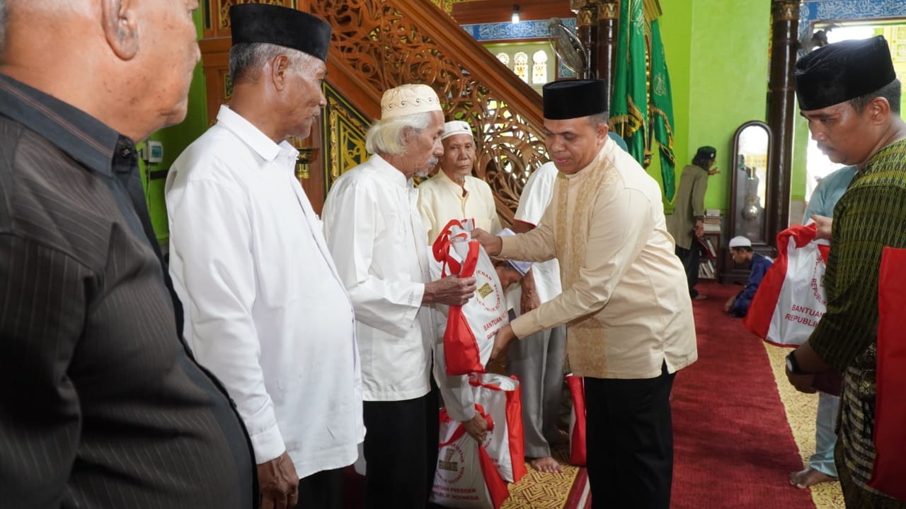 Pj. Bupati Langkat Faisal Hasrimy Laksanakan Sholat Jumat Bersama Masyarakat Dan Bagikan Sembako