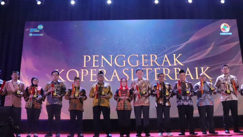 Ketua Koperasi Konsumen PPKH2AM Lapas Kelas I Cipinang Raih Penghargaan Terbaik pada Peringatan Hari Koperasi Nasional ke-77