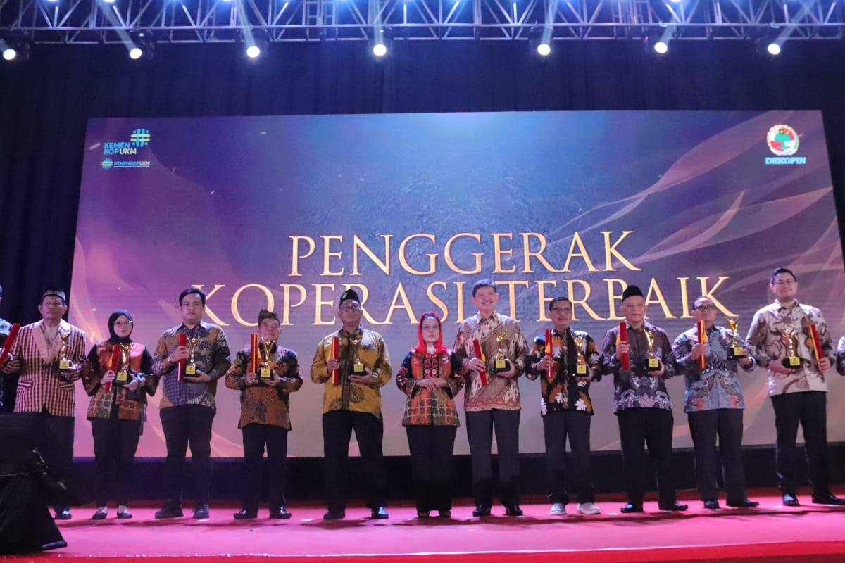 Ketua Koperasi Konsumen PPKH2AM Lapas Kelas I Cipinang Raih Penghargaan Terbaik pada Peringatan Hari Koperasi Nasional ke-77