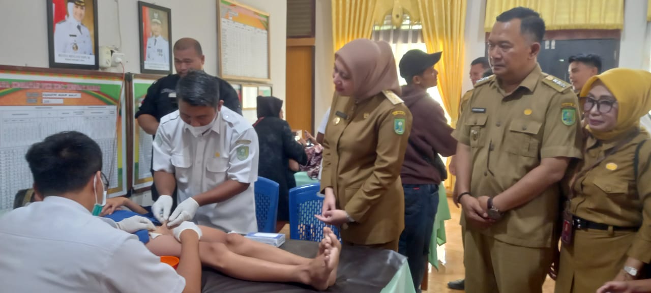 Pantau Khitan Masal Gratis, Bupati Inhu Berikan Semangat