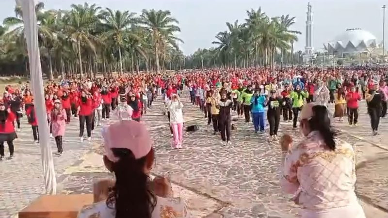 Ribuan Warga Meriahkan Gebyar Senam Sehat Bersama Jurnalis di Alun-alun Sergai, Darma Wijaya : Bukti Nyata Kebersamaan
