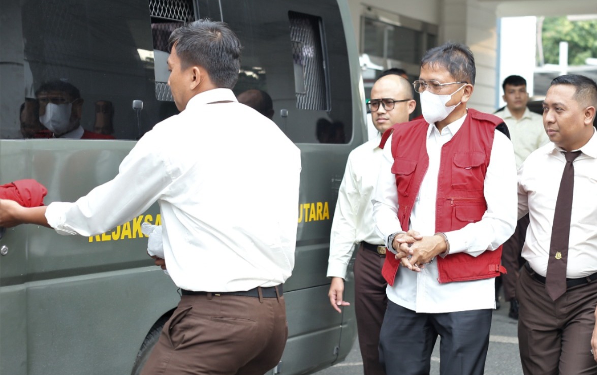 Kejati Sumut Tangkap Mantan Kadis Bina Marga dan Bina Kontruksi Sumut Beserta 2 Tersangka Dugaan Korupsi Peningkatan Ruas Jalan Toba Samosir TA 2021