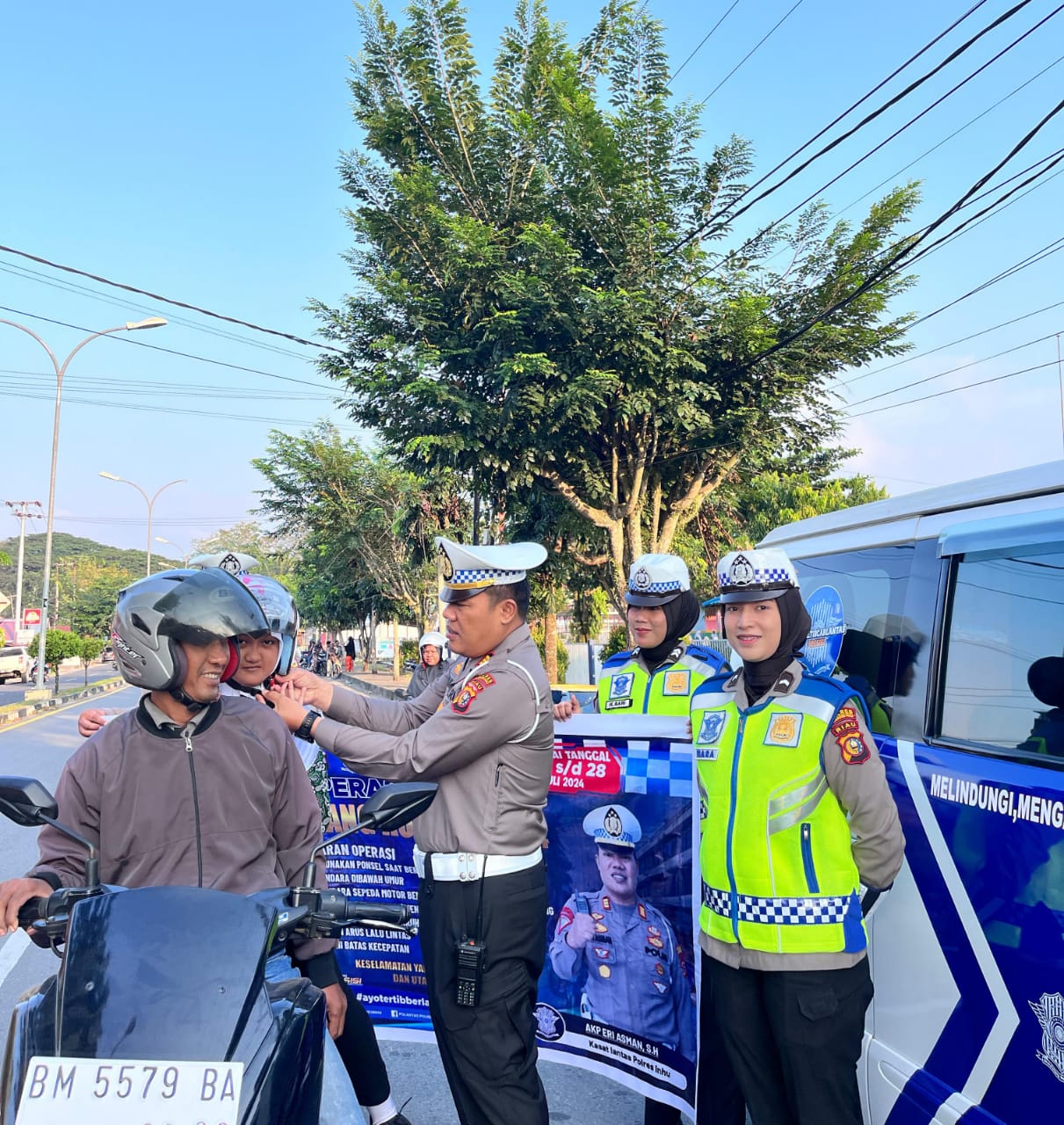 Operasi Patuh LK 2024, Kasat Lantas Polres Inhu Bagi-bagi Helm SNI Gratis 