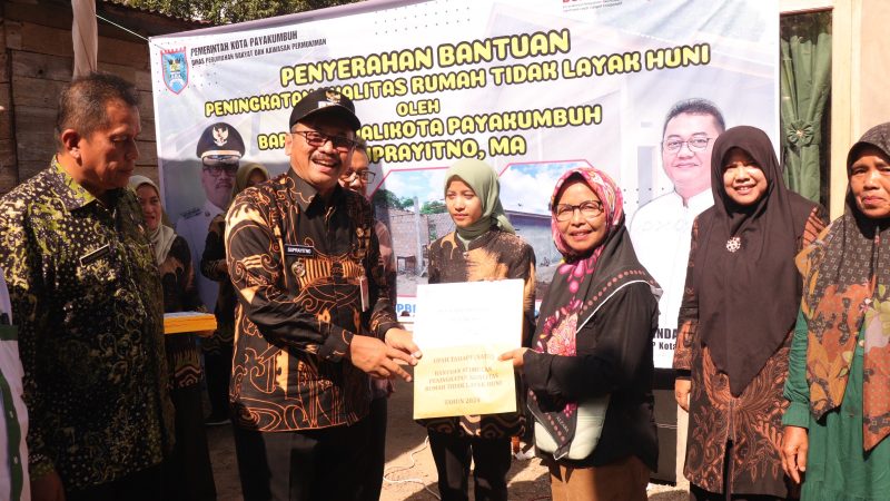 Pj Wali Kota Suprayitno Serahkan Secara Simbolis RLH