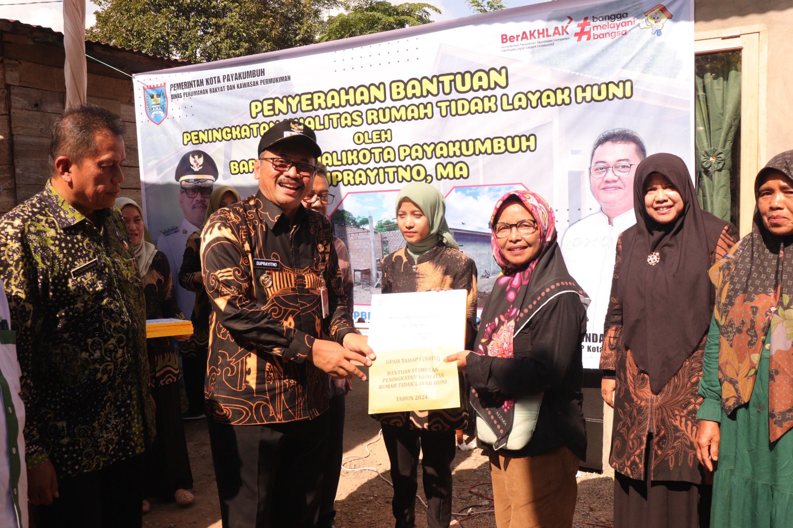 Pj Wali Kota Suprayitno Serahkan Secara Simbolis RLH