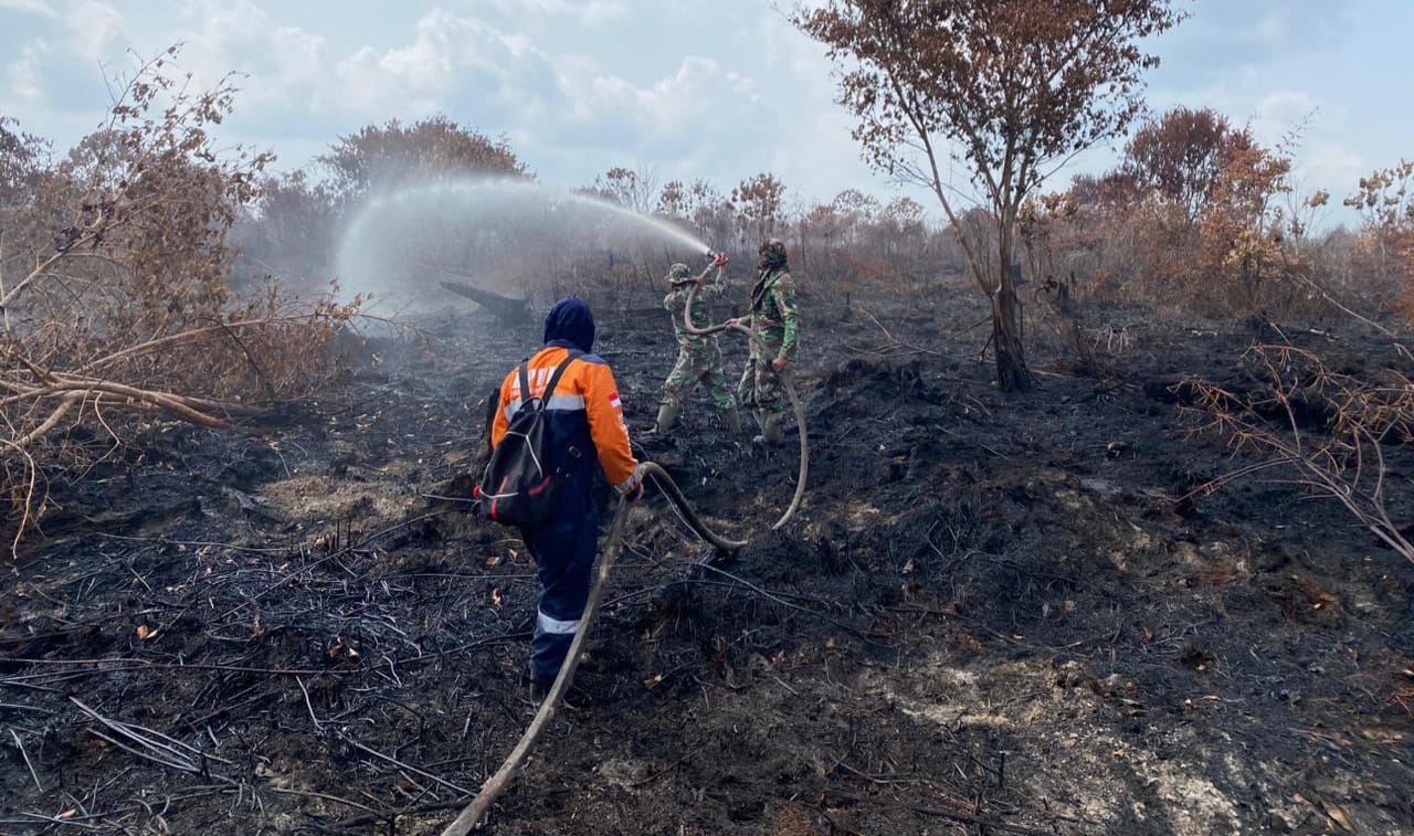 Satu Minggu Tim Gabungan Masih Berjibaku  Dibantu Helikopter Water Bombing Padamkan Api