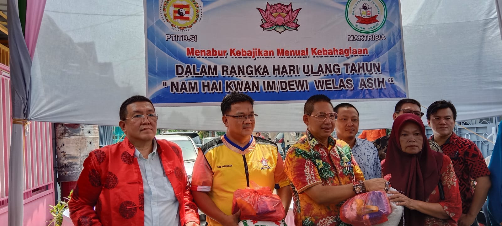 Masyarakat Tionghoa Peringati “Nam Hai Kwan Im” Wong Bagikan Sembako di Cetiya Lian Xin Tan