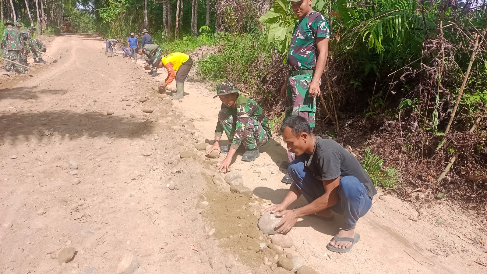 Manfaatkan Waktu, Satgas TMMD Kodim 0204/DS Terus Mantapkan Kualitas Jalan 3,4 Km