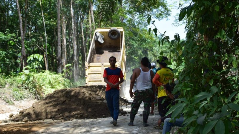 Antusiasme Warga Bantu Pembangunan Jalan TMMD 121 Kodim 0204/DS