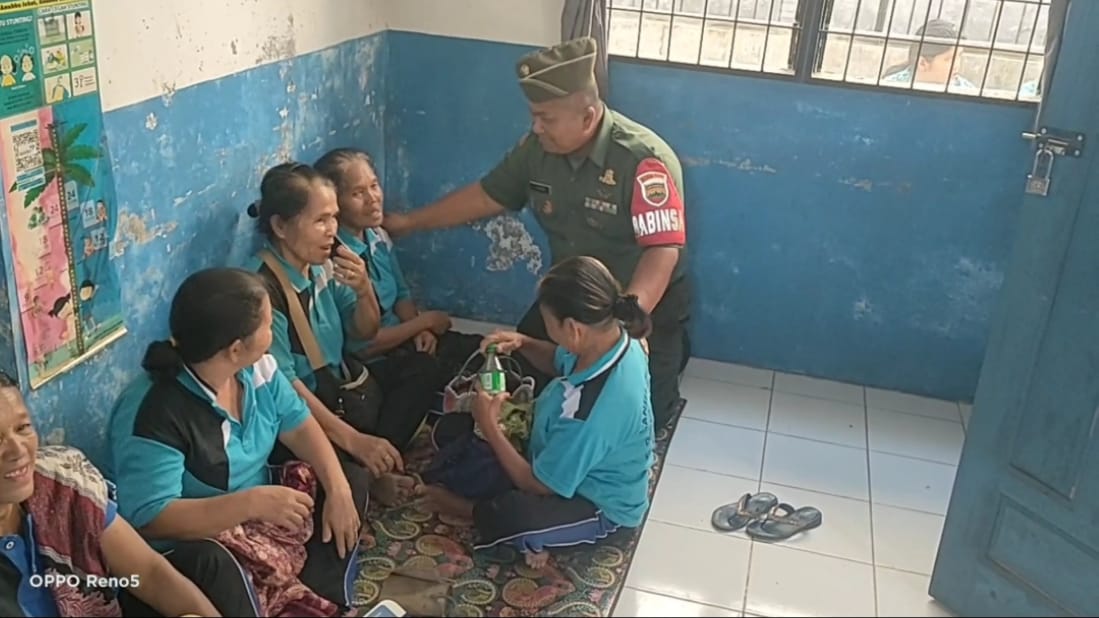 Komsos dengan Emak-Emak, Satgas TMMD 121 Kodim 0204/DS Minta Hasil Pembangunan Dijaga