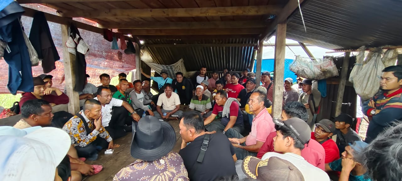 Camat Rundeng Turun Langsung Bahas Permasalahan Tanah Antara Desa Laemate – Krung Luas
