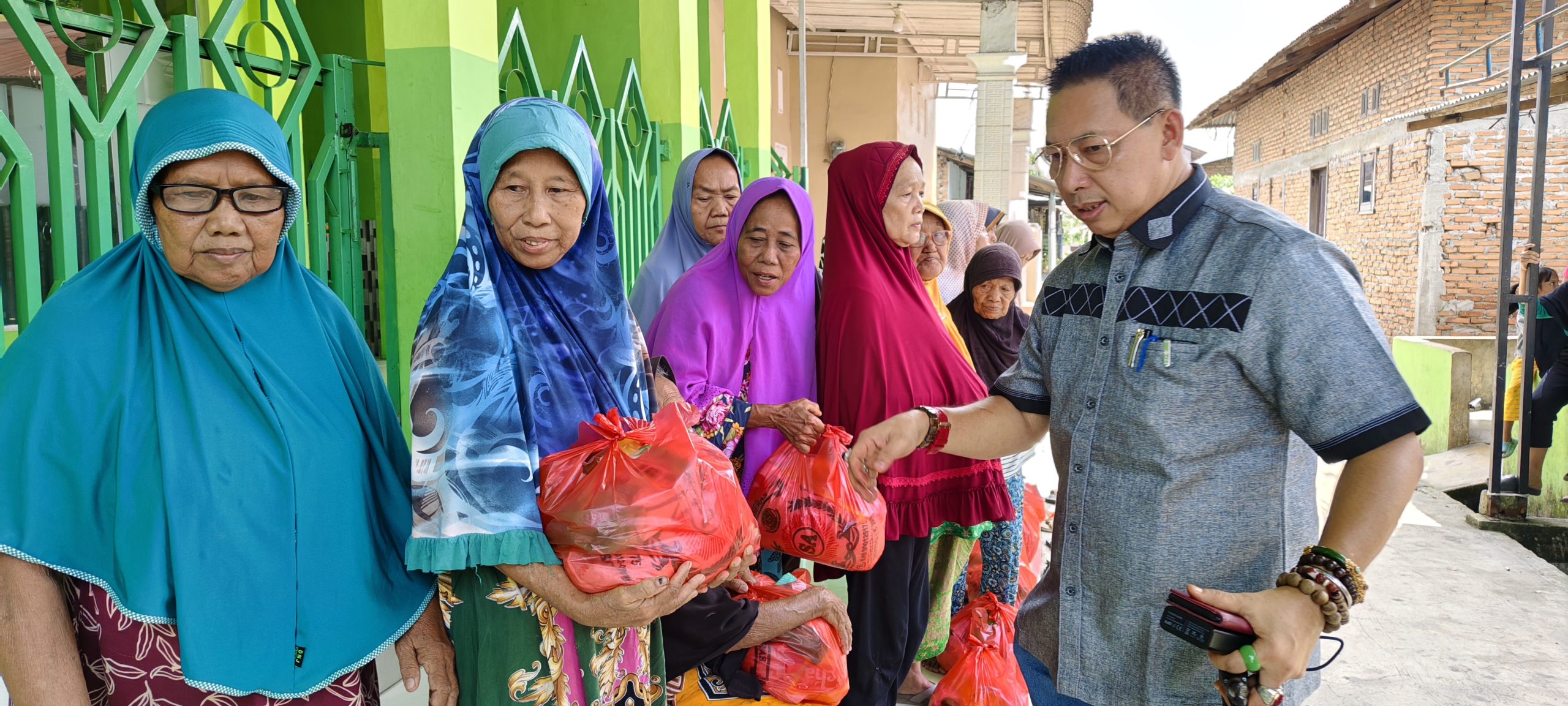 Di Bulan Suro, 15 Janda Lanjut Usia Terima Bantuan Sembako dari Ketua Permabudhi Sumut