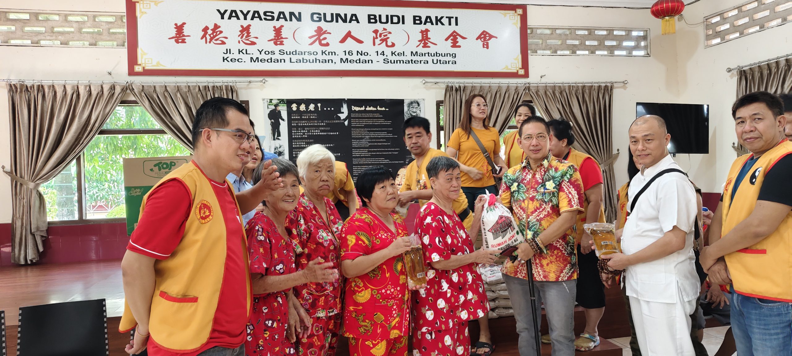Wong Bersama Cetiya Perdana Cendana Serahkan Bantuan Sembako dan Obat-Obatan kepada Jompo