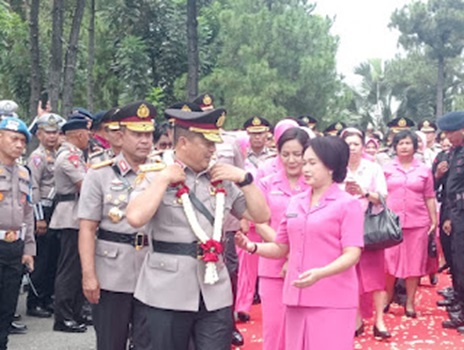 Diiringi Pedang Pora, Lepas Sambut Kapolda Sumut Lama Komjen Agung Setya Imam Effendi kepada Irjen Whisnu Hermawan Februanto