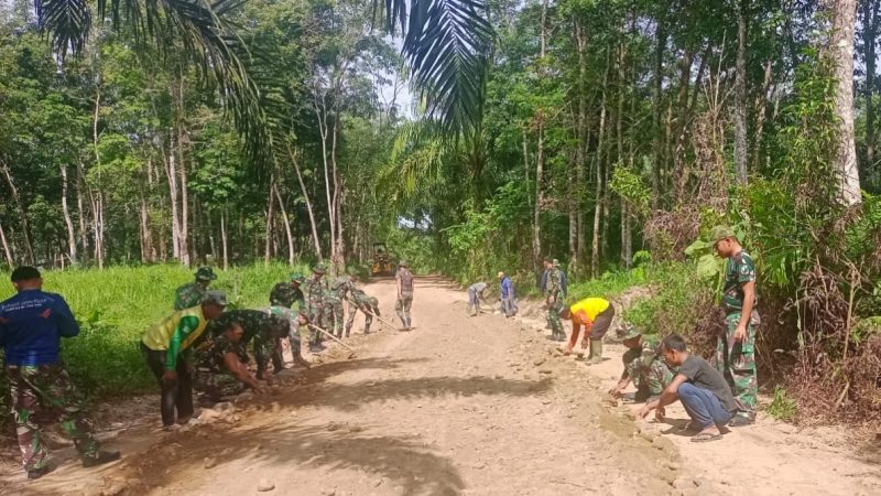 Kerja Ikhlas dan Tulus, Warga Terus Membantu Satgas TMMD 121 Kodim 0204/DS