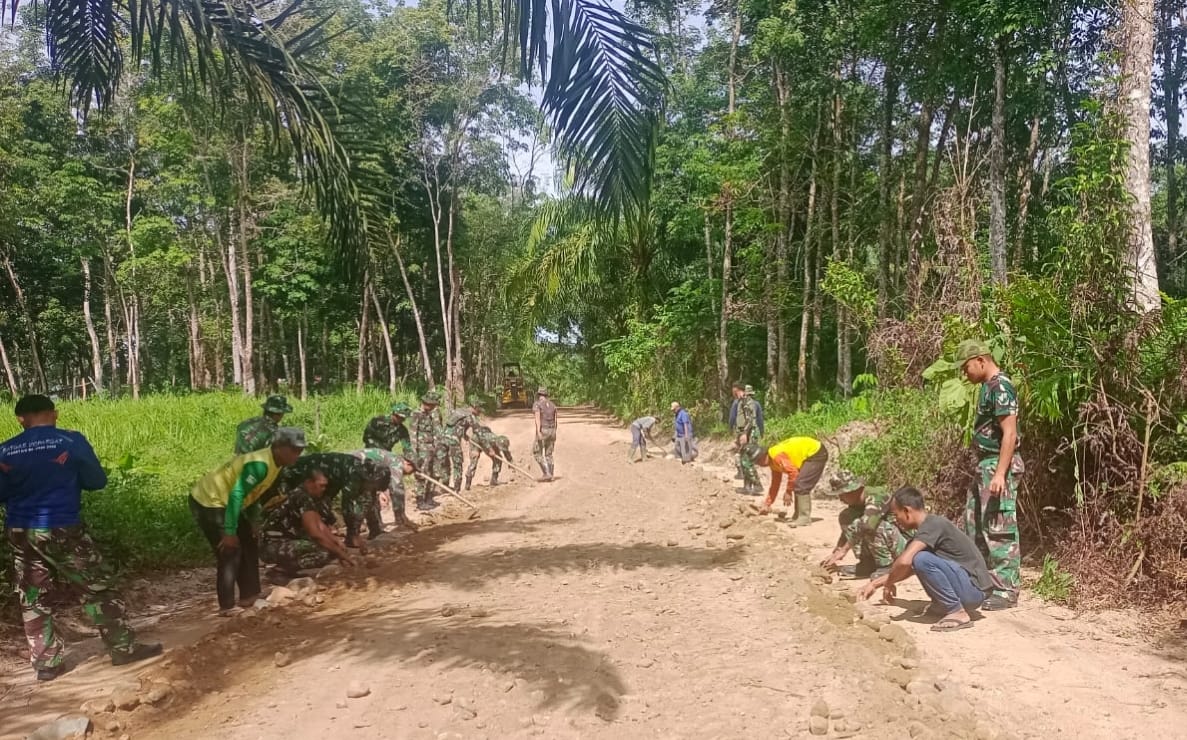 Kerja Ikhlas dan Tulus, Warga Terus Membantu Satgas TMMD 121 Kodim 0204/DS