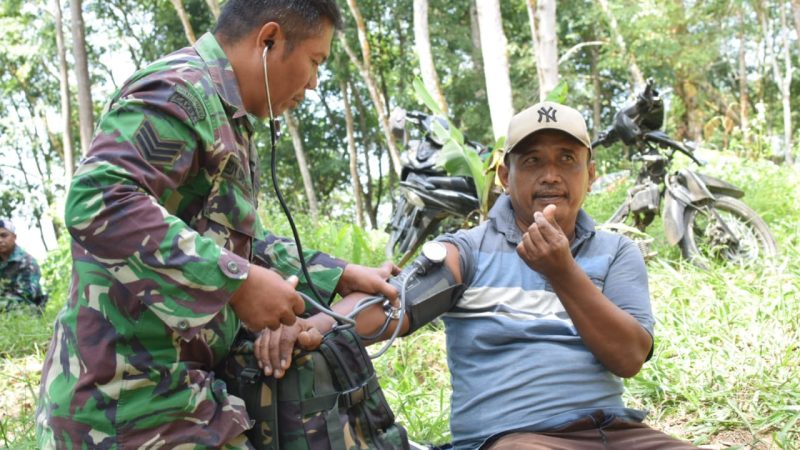Satgaskes TMMD 121 Kodim 0204/DS Beri Yankes Hingga ke Ladang Warga