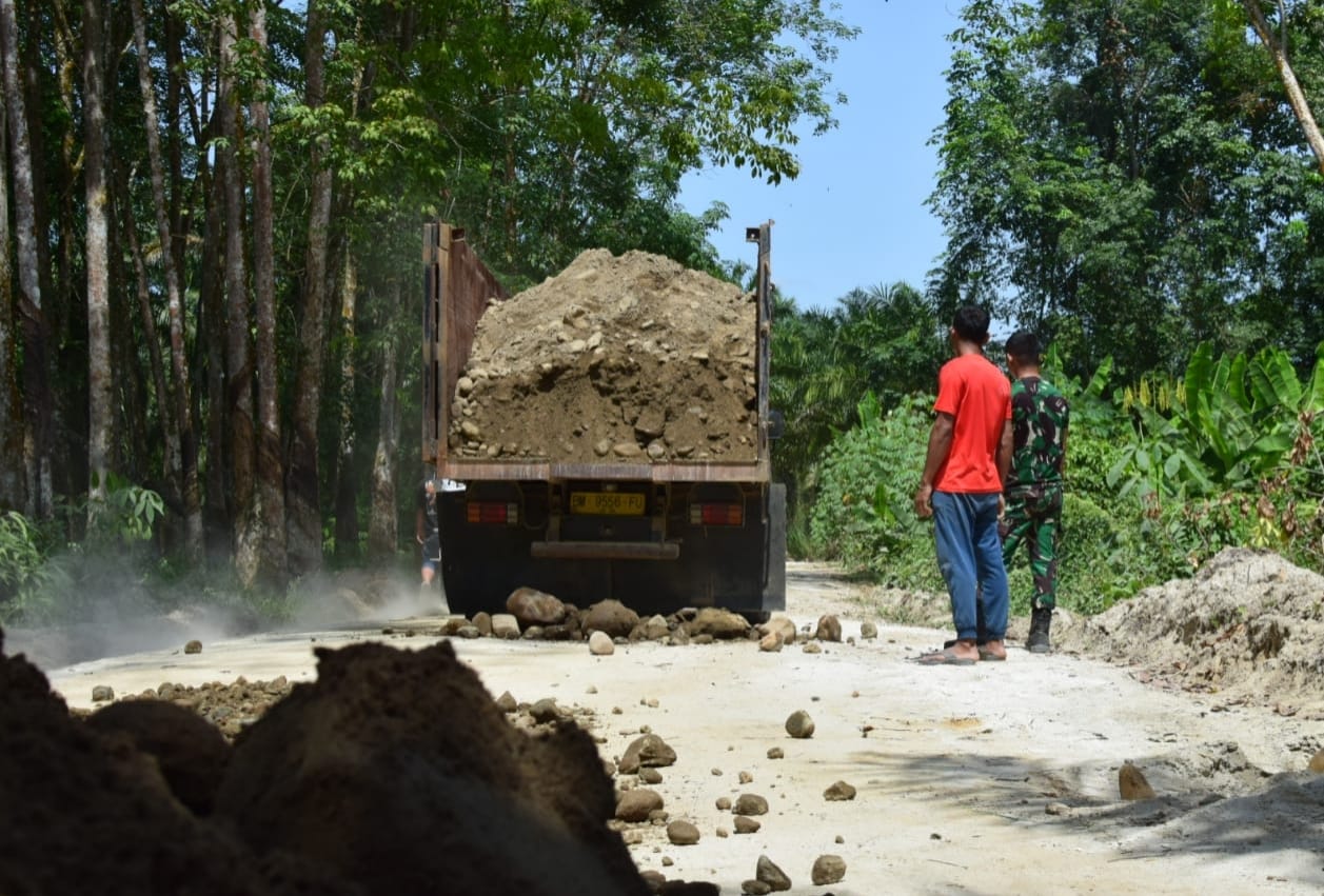 Cuaca Cerah, Distribusi Material Sirtu ke Lokasi TMMD Kodim 0204/DS Semakin Lancar