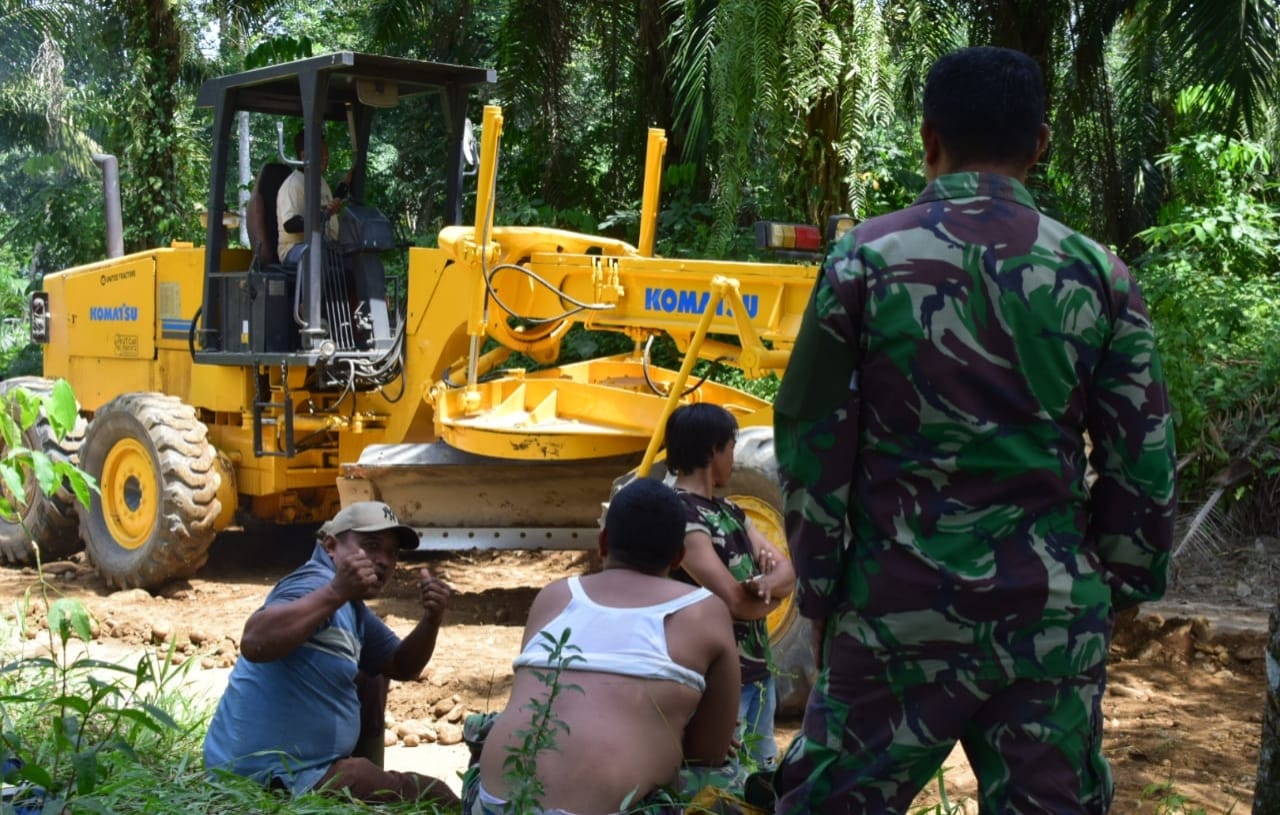 Tiap Hari Warga dan Satgas TMMD 121 Kodim 0204/DS Bergelut Material dan Deru Mesin