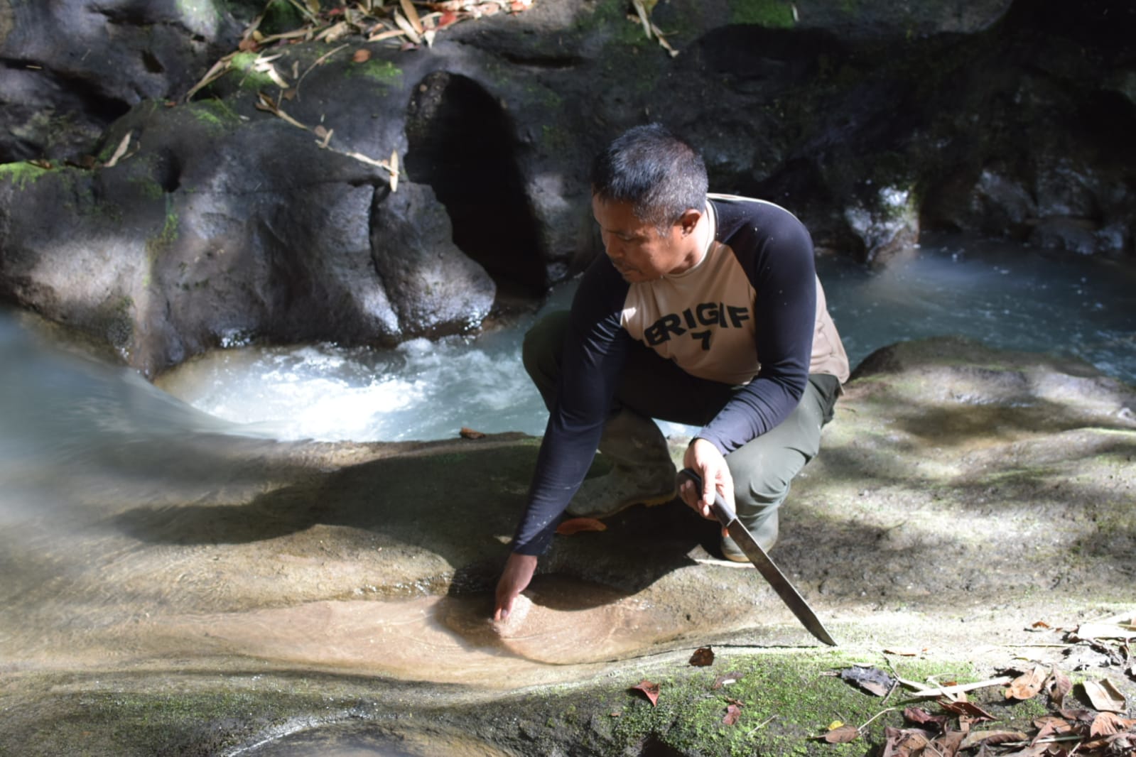 Satgas TMMD 121 Kodim 0204/DS Lakukan Pengujian Kualitas Air Pompa Hidram