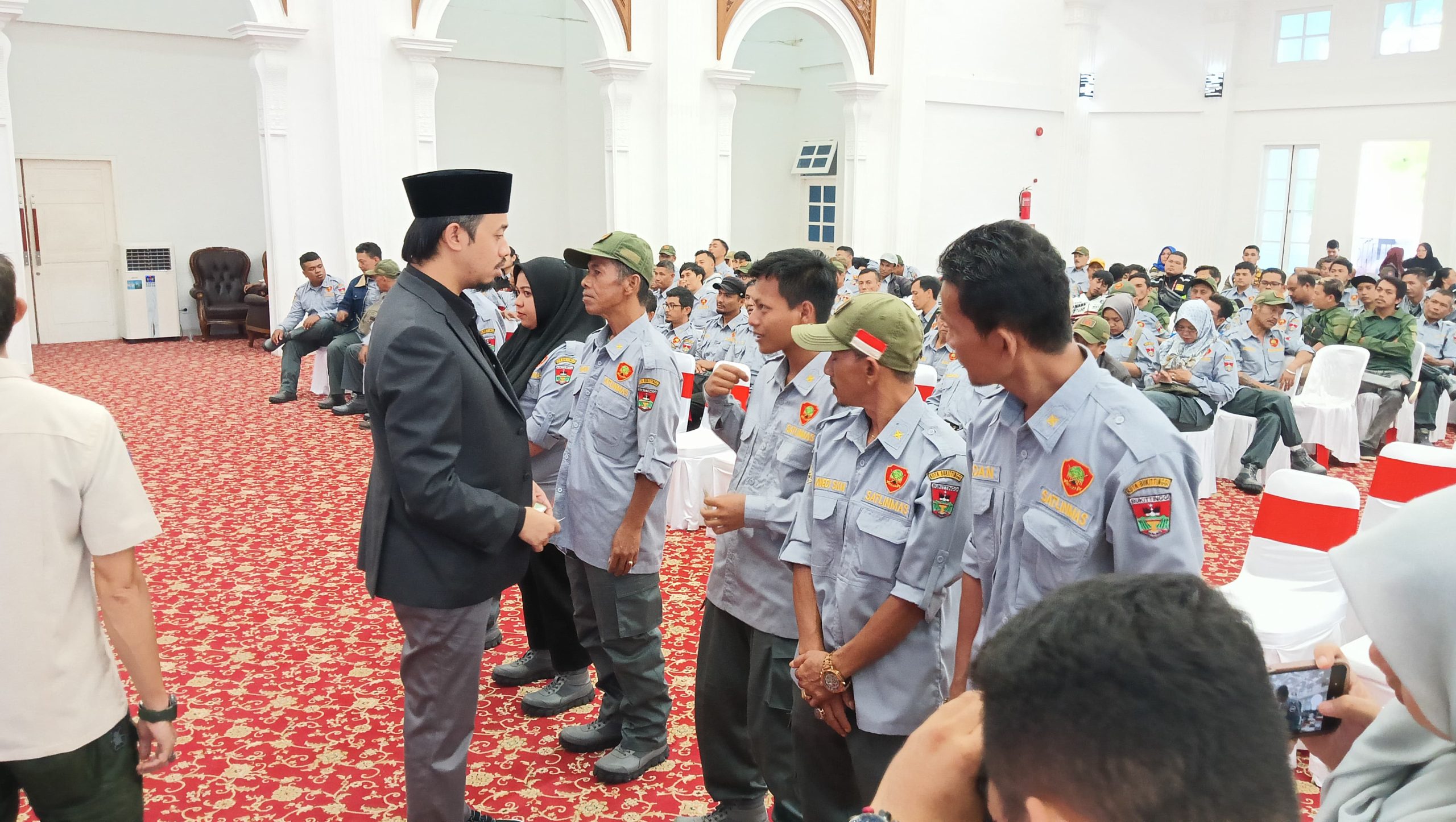 Pertemuan dan Evaluasi Kinerja, Wako: Satlinmas Adalah Garda Keamanan Pertama di Kota Bukittinggi