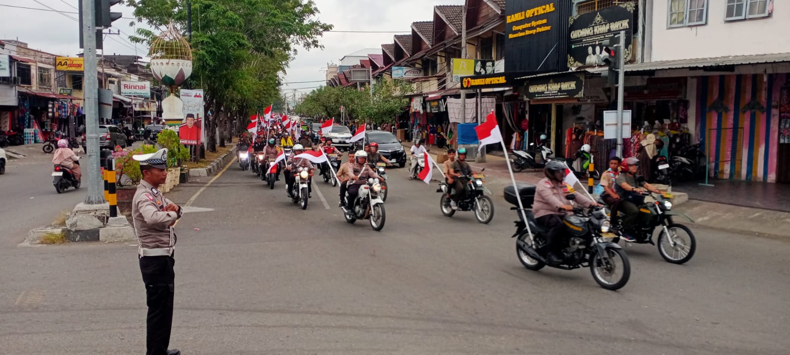 Ribuan Peserta Antusias Mengikuti Pawai Bendera Merah Putih Start Dari Makodim 0105/Abar Finish Di Tugu Pancasila
