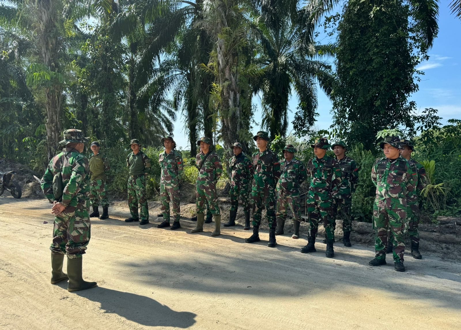 Akhir Pekan, Satgas TMMD 121 Kodim 0204/DS Lakukan Evaluasi Pekerjaan