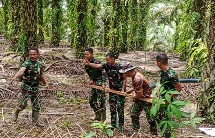 Kerja Cerdas Satgas TMMD 121 Kodim 0204/DS Tarik Pipa Air Pompa Hidram Sepanjang 800 Meter